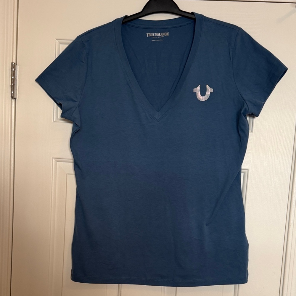 True Religion Women's Deep Blue V-Neck Tee, 2XX large, chest-42”, l-26”
